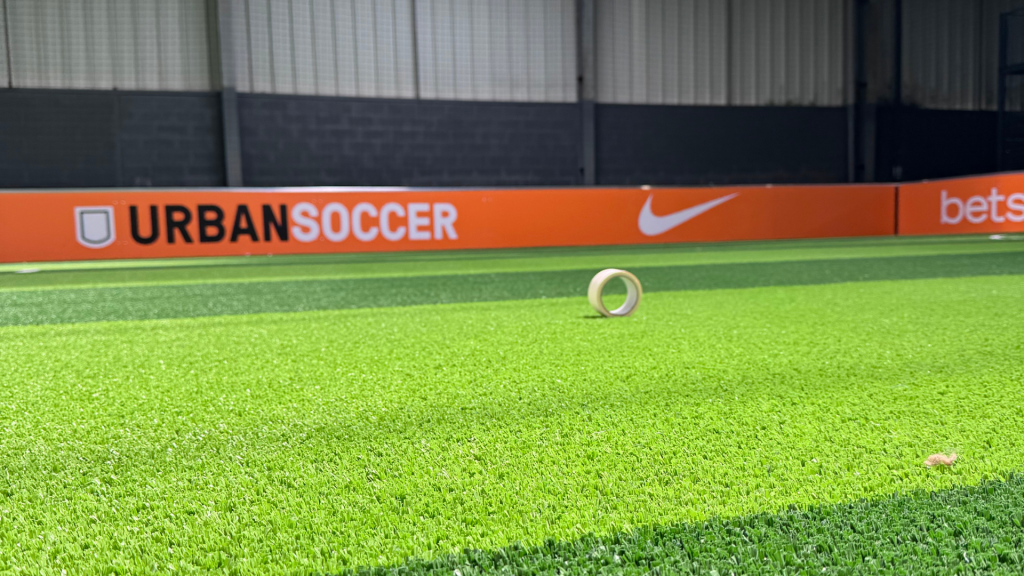 Sponsoring-sportif-Betson-et-Nike-pour-les-bordures-d'un-terrain-de-foot-interieur-chez-Urban-Soccer.