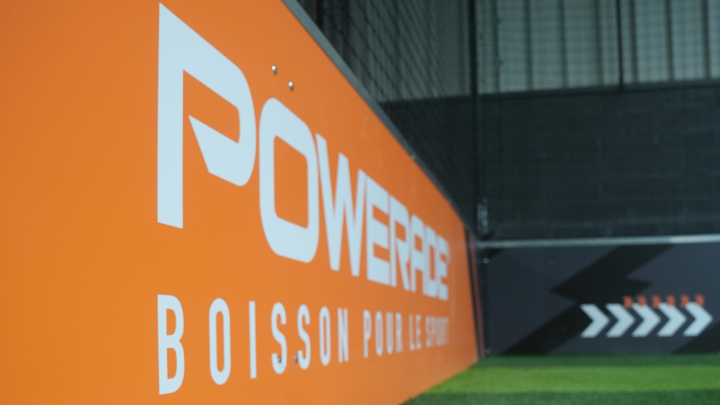 Panneau-d'affichage-du-sponsor-foot-Powerade-chez-Urban Soccer.