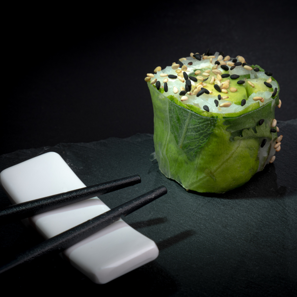 Photo shooting professionnel d’un sushi avocat, cheese et concombre pour O’Sushis, visuel réalisé dans le cadre des services de communication à Clermont-Ferrand, exemple de réalisation en communication 360° à Clermont par Clap Agency.
