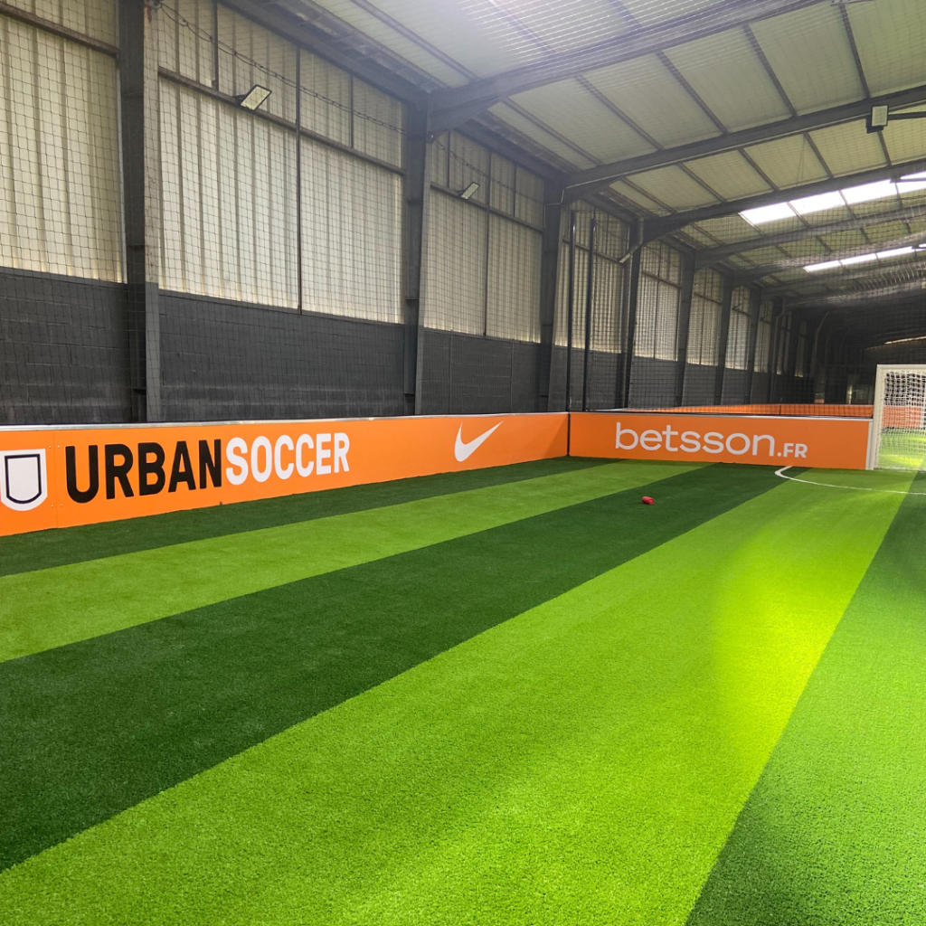 Sponsoring-sportif-Nike-orange-et-blanc-pour-terrain-de-foot-intérieur-chez-Urban-Soccer.