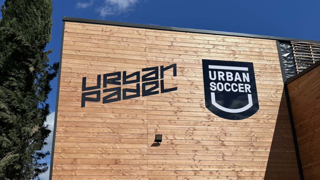 Pose-de-signalétique-et-enseigne-d'entreprise-pour-l'entreprise-Urban-Soccer.