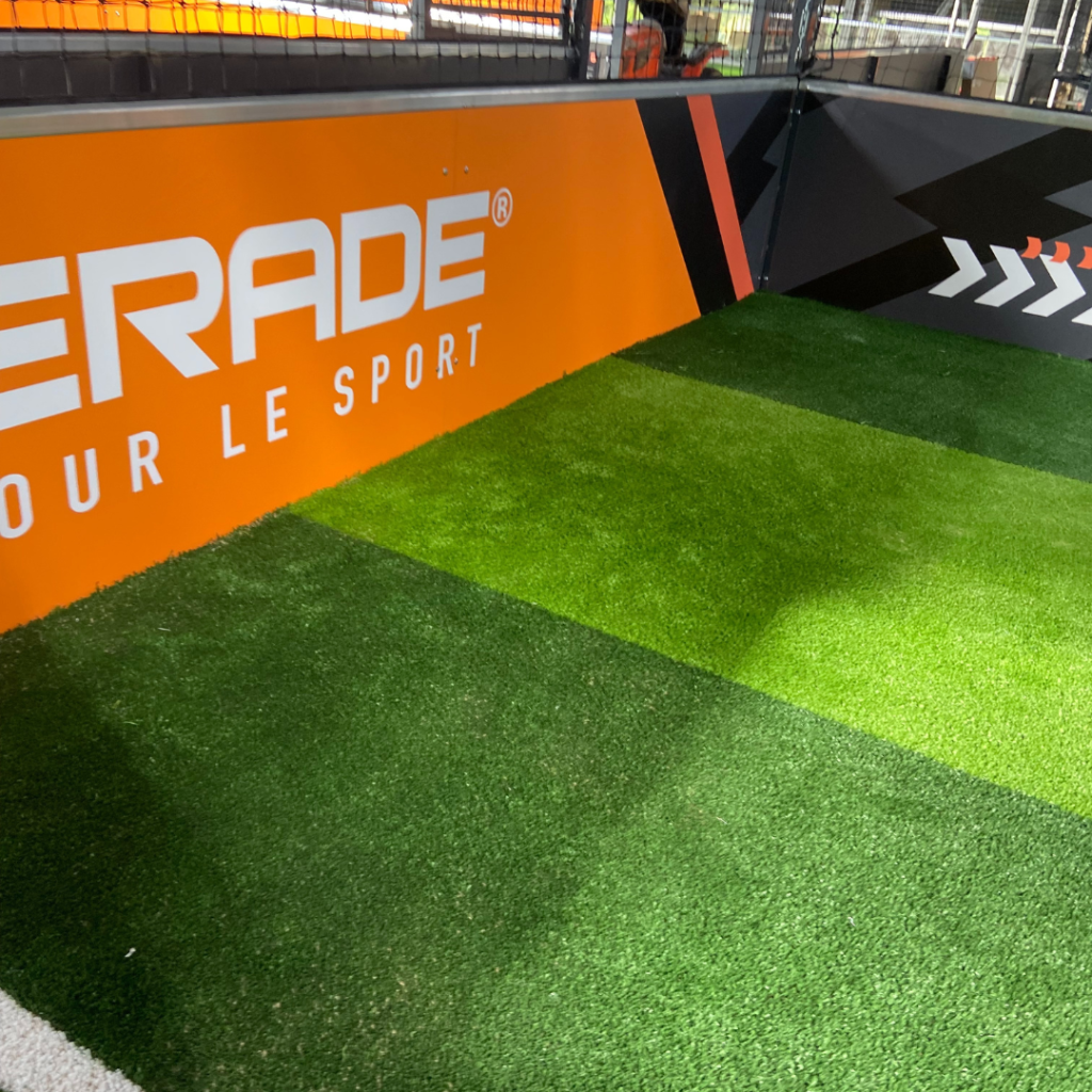 Sponsor-Powerade-orange-et-blanc-pour-terrain-de-foot-intérieur.
