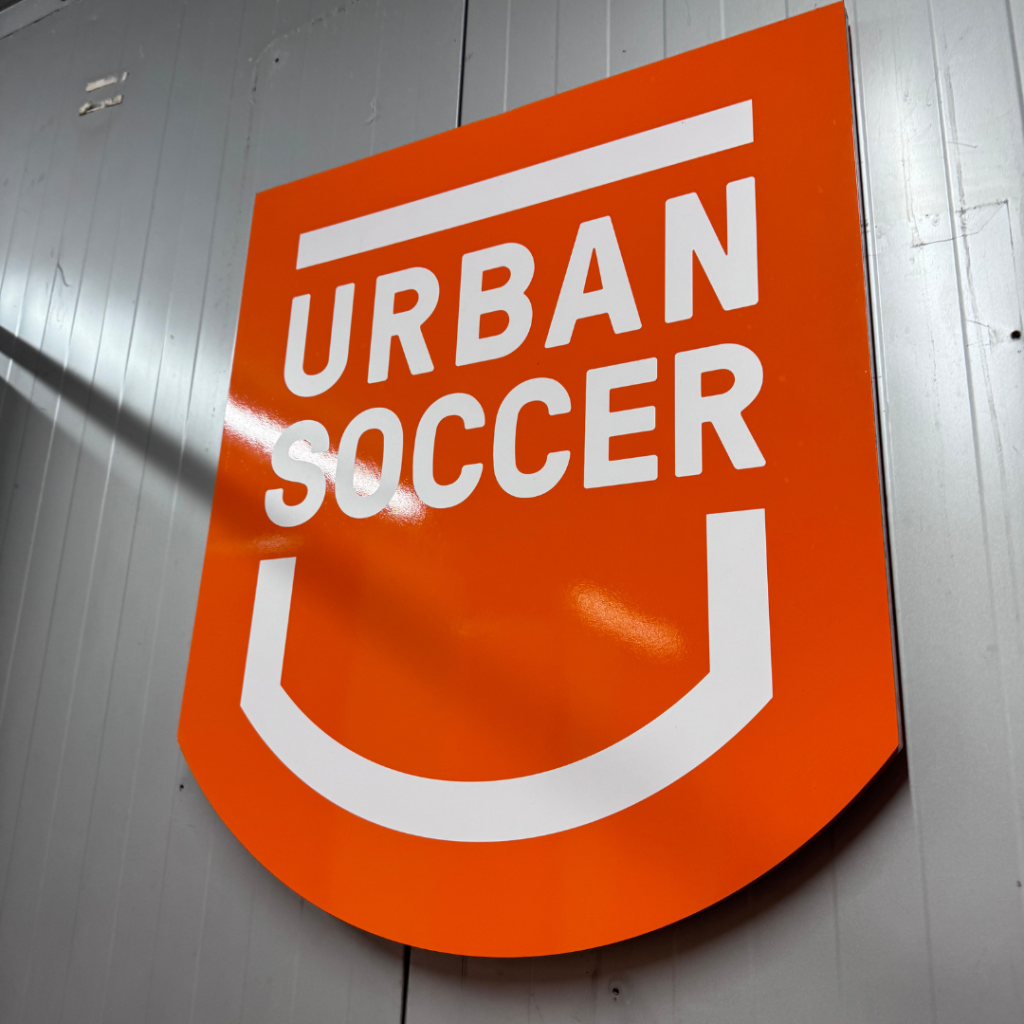 Panneau-d'affichage-Urban-Soccer-orange-et-blanc.