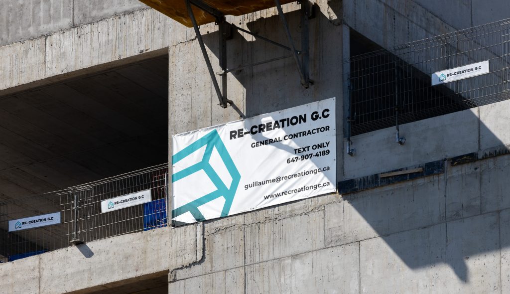 Banderole-publicitaire-personnalisée-blanche-et-bleue-pour-la-marque-Re-Creation.