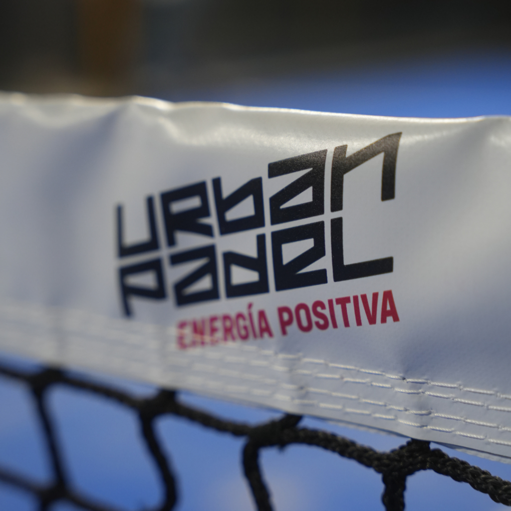 Branding réalisé sur un filet Urban Padel pour un complexe sportif, exemple de réalisation en communication 360° à Clermont dans le cadre des services de communication à Clermont-Ferrand proposés par Clap Agency.