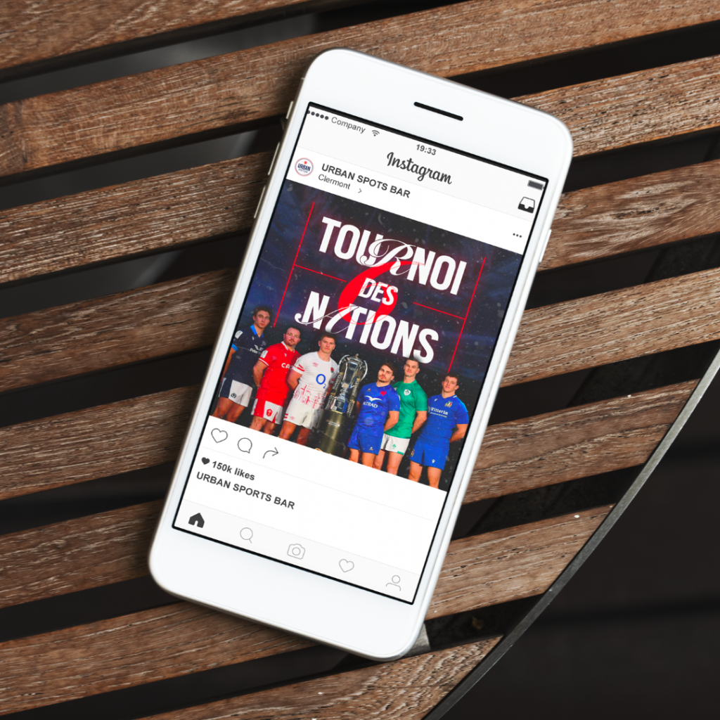Post-réseaux-sociaux-diffusé-sur-un-smartphone-blanc.