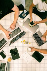 Équipe Clap Agency en réunion pour préparer des services de communication à Clermont-Ferrand et une stratégie marketing digitale.