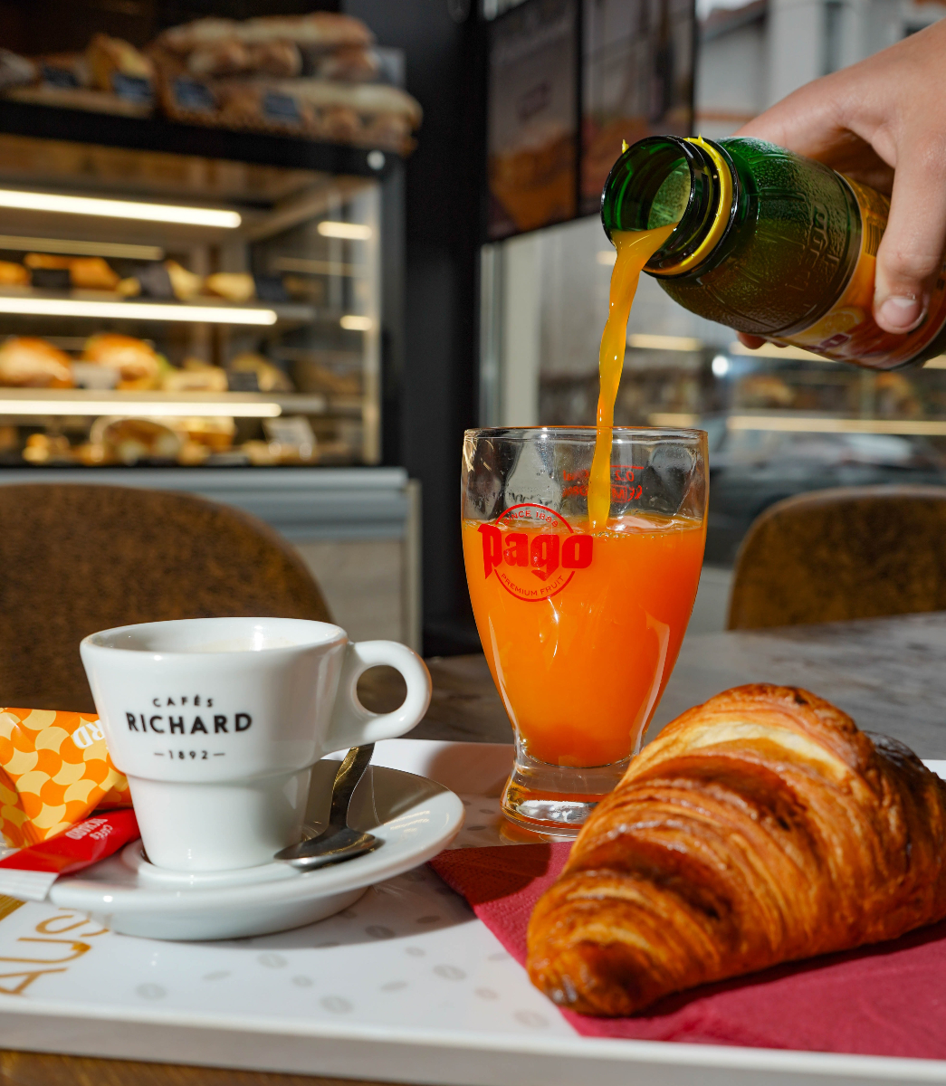 Photographie produit d’un petit déjeuner pour Le Marquis avec croissant, jus d’orange Pago et café Richard, exemple de réalisation en communication 360° à Clermont réalisée dans le cadre des services de communication à Clermont-Ferrand par Clap Agency.