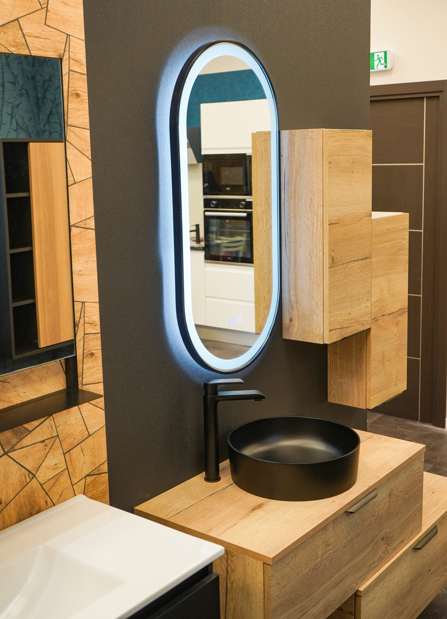 Meuble de salle de bain moderne en bois avec vasque noire et miroir lumineux, photographie réalisée pour un projet de communication intérieure par Clap Agency.